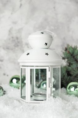 Güzel Noel feneri, yanan mum, hafif arka planda kar ve toplar.