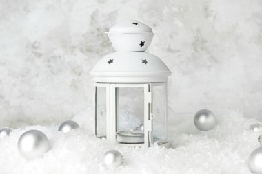 Güzel Noel feneri, yanan mum, hafif arka planda kar ve toplar.