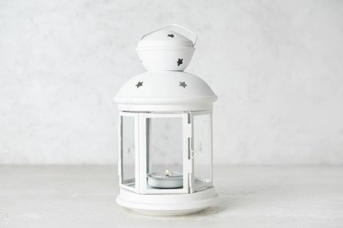 Işık arka planında yanan mum ile güzel bir Noel feneri