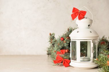 Güzel Noel feneri, yanan mum ve arka planda köknar dalları.