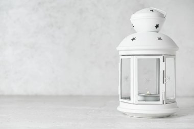 Işık arka planında yanan mum ile güzel bir Noel feneri