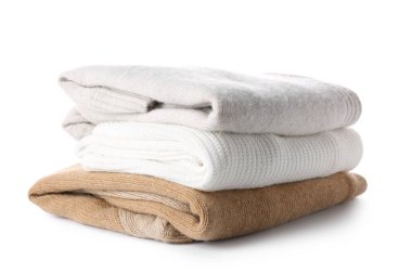 Beyaz arkaplanda yumuşak modern süveter yığını