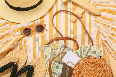 Pasaportlu, biletli ve paralı plaj aksesuarları.