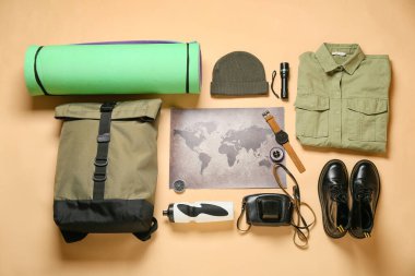 Renk arkaplan üzerinde dünya haritası olan ait eşyalar seyahat ediliyor