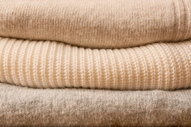 Arkaplan olarak farklı rahat süveter yığınları