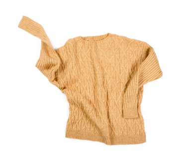 Beyaz arka planda sıcak örülmüş süveter.