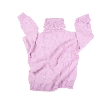 Beyaz arka planda buruşmuş yuvarlak yakalı kazak.