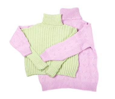 Beyaz arka planda yuvarlak yakalı süveterler