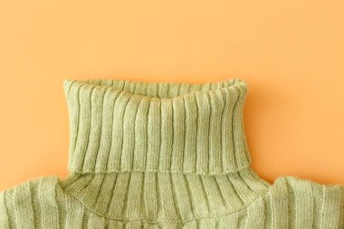 Renkli arka planda kalın yaka süveter, yakın plan