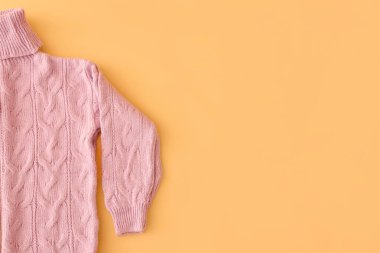 Renkli arka planda kadın yuvarlak yakalı kazak