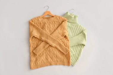 Gri arka planda kalın kazaklı askılar