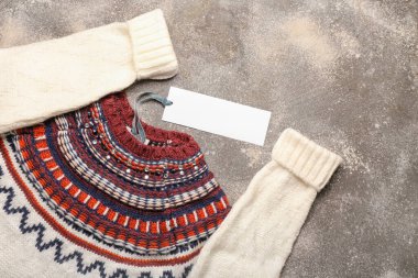 Boş fiyat etiketi ve Grunge arka planında sıcak süveter