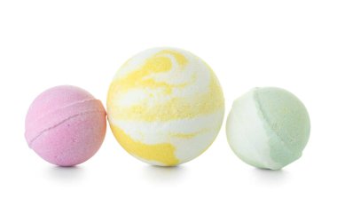 Beyaz arka planda farklı banyo bombaları
