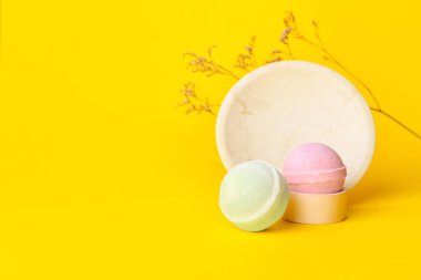 Banyo bombaları, kase ve kurutulmuş çiçekli kompozisyon