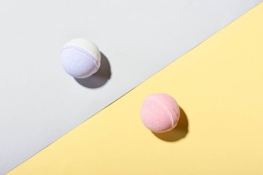 Banyo bombaları renk arkaplanında