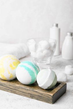 Masada banyo bombaları olan ahşap tahta.