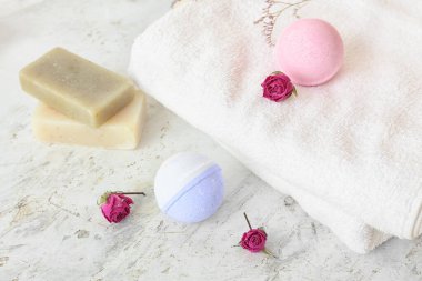 Banyo bombaları, sabun, havlu ve gül çiçekleri