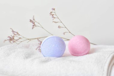 Banyo bomba ve beyaz zemin üzerine havlu