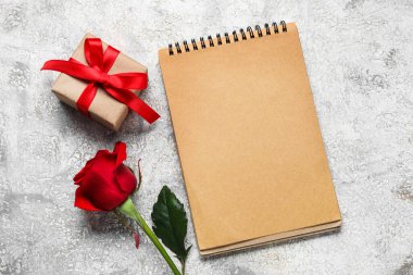 Hediyeli boş defter ve grunge arkaplanda gül çiçeği