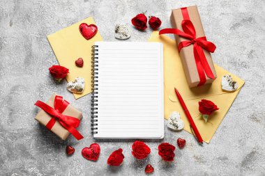 Boş defter, hediyeler ve grunge arkaplanda zarflarla romantik kompozisyon