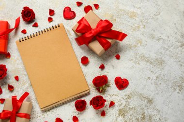 Boş defterli romantik kompozisyon ve grunge arkaplanda hediyeler