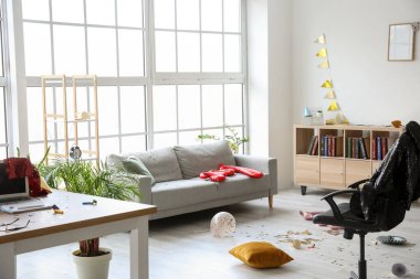 Parti sonrası dağınık odanın içi.