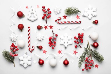 Beyaz arka planda topları ve şeker kamışları olan güzel bir Noel kompozisyonu