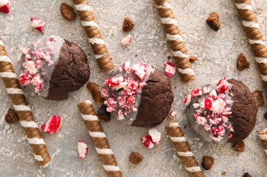 Hafif arka planda lezzetli baston şekerli kurabiyeler