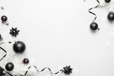 Beyaz arkaplanda dekor olan güzel bir Noel kompozisyonu