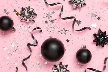 Pembe arka planda dekoru olan güzel bir Noel kompozisyonu