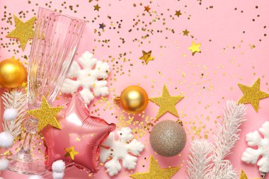 Pembe arka planda dekor ve cam olan güzel bir Noel kompozisyonu