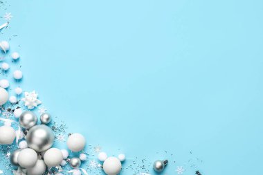 Mavi arka planda dekoru olan güzel bir Noel kompozisyonu