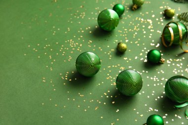 Yeşil arka planda şık Noel topları