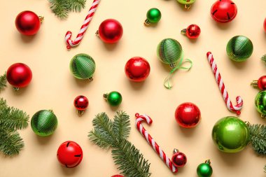 Bej arka planda köknar dalları olan güzel bir Noel kompozisyonu