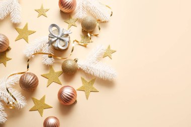 Bej arka planda güzel bir Noel kompozisyonu