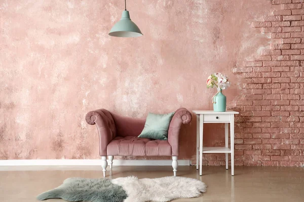 Стильное Кресло Ваза Цветами Столе Возле Розовой Стены — стоковое фото