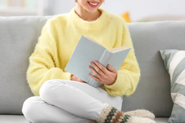 Young Woman Reading Book Sofa Home Closeup — Stock Photo, Image