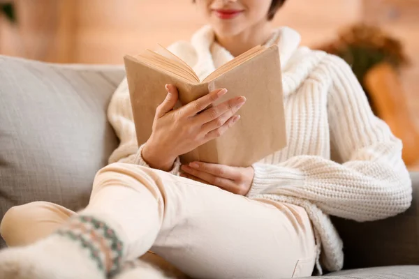 Молодая Женщина Читает Книгу Диване Дома Крупным Планом — стоковое фото