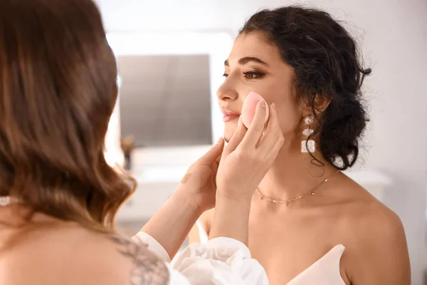 Makeup Artist Working Beautiful Model Beauty Salon — Stock Photo, Image