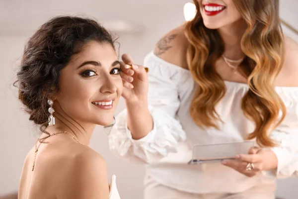 Makeup Artist Working Beautiful Model Beauty Salon — Stock Photo, Image