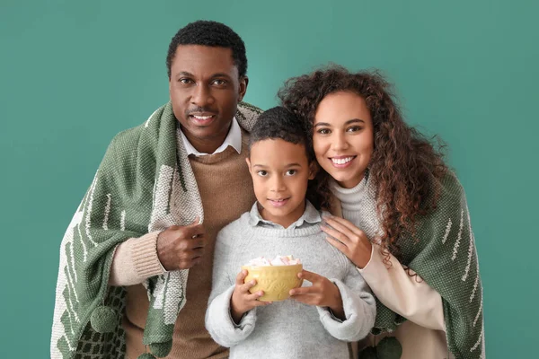 Familia Afroamericana Con Sabroso Chocolate Caliente Cuadros Calientes Sobre Fondo —  Fotos de Stock