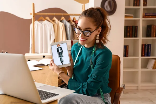 Young Female Clothes Stylist Working Studio — Stock Photo, Image
