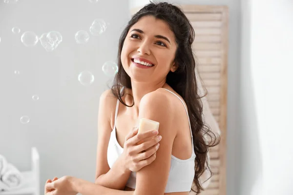 Ochtend Van Mooie Jonge Vrouw Met Zeep Badkamer — Stockfoto