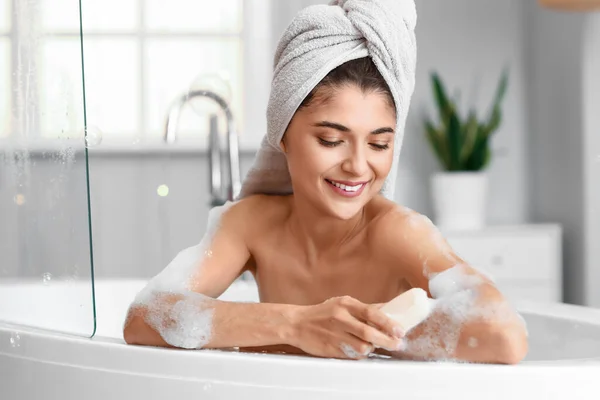 Mujer Bastante Joven Tomando Baño Casa —  Fotos de Stock