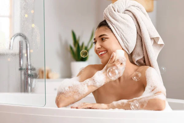 Mujer Bastante Joven Tomando Baño Casa — Foto de Stock