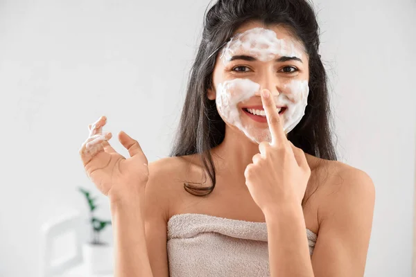 Ochtend Van Mooie Jonge Vrouw Wassen Gezicht Badkamer — Stockfoto