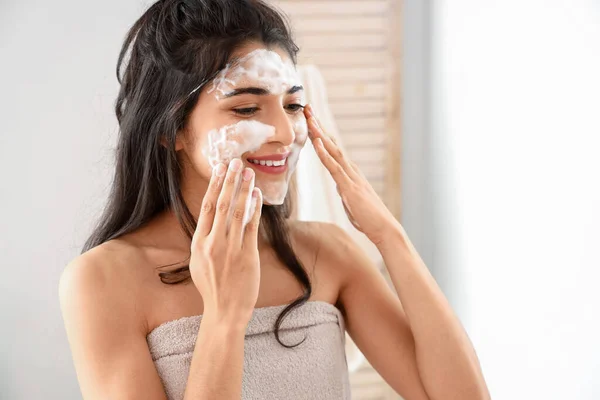 Mattina Bella Giovane Donna Che Lava Viso Bagno — Foto Stock