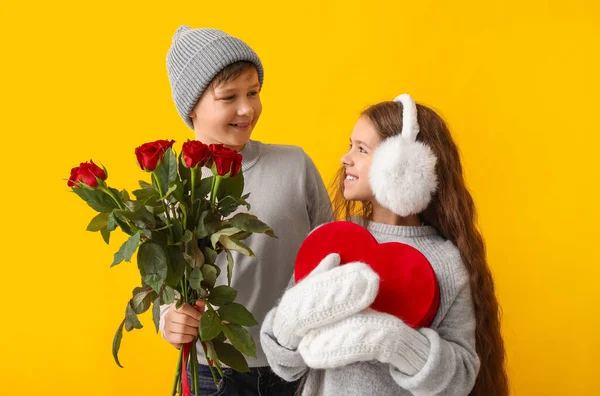 Bambini Felici Con Regalo Fiori Sfondo Colori Festa San Valentino — Foto Stock