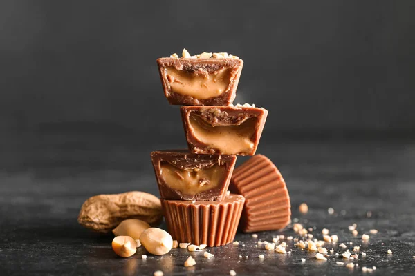 Doces Chocolate Saborosos Com Manteiga Amendoim Fundo Escuro — Fotografia de Stock