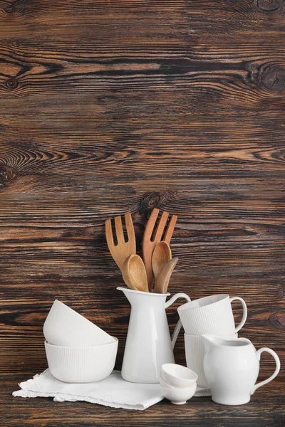 Ahşap arkaplanda şık sofra takımı